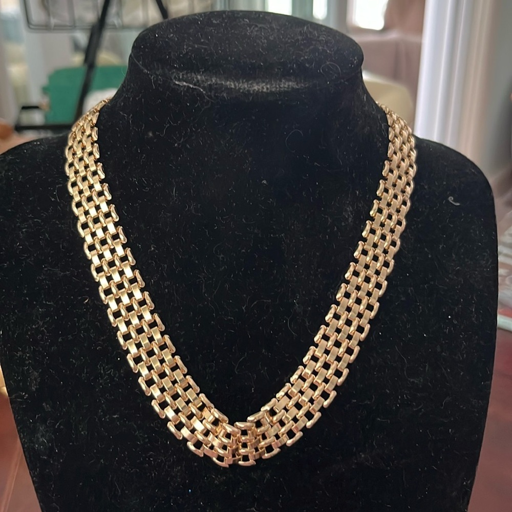 Vintage chocker style chain necklace.